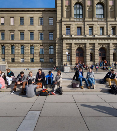 Personen vor der ETH auf dem Boden